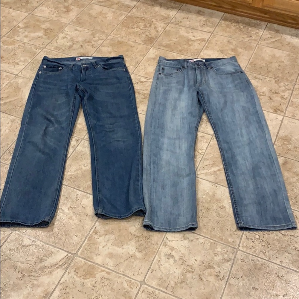 2 pairs of juniors Levi’s